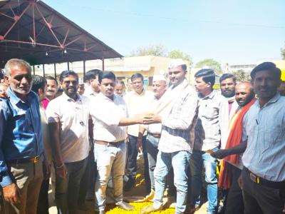 Vasima Bajara Samitimadhye Calu Varsamadhye Halada Setamala Vikrisa Ananara Setakari Yanca Satkrara Karatana Manyavara